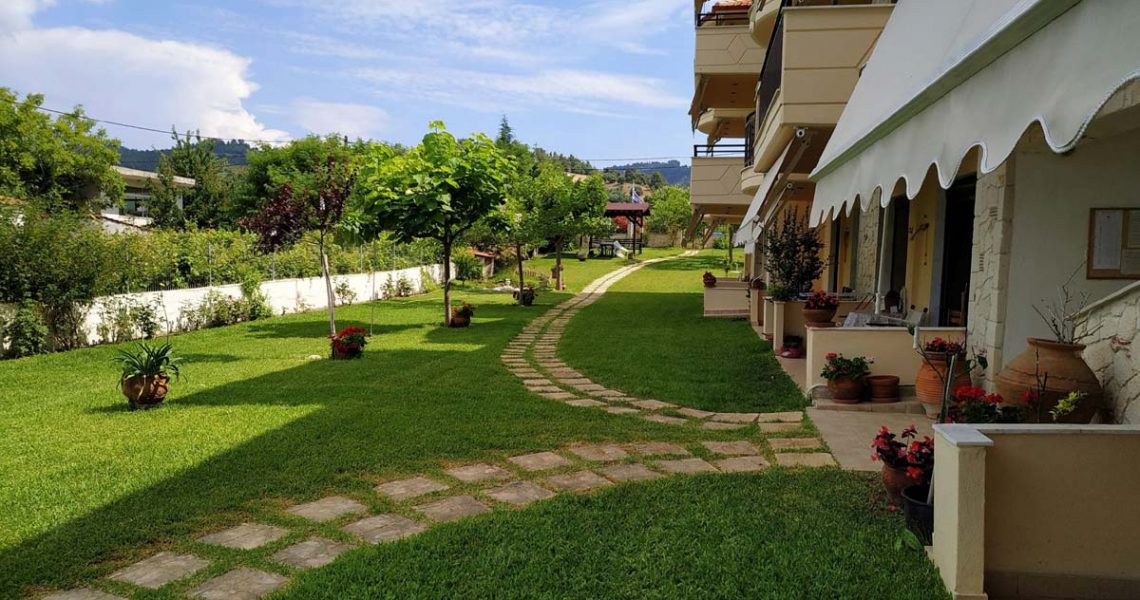 StMeSt-upper-front-yard